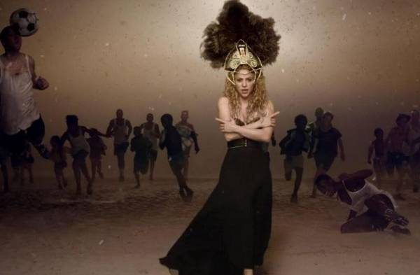 Shakira en el video de su sencillo La la la.