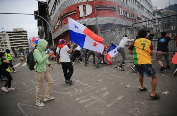 Manifestante en la 5 de Mayo en los predios de la Asamblea.