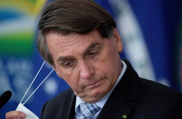 Bolsonaro cumple 66 años presionado por su negacionismo de la pandemia