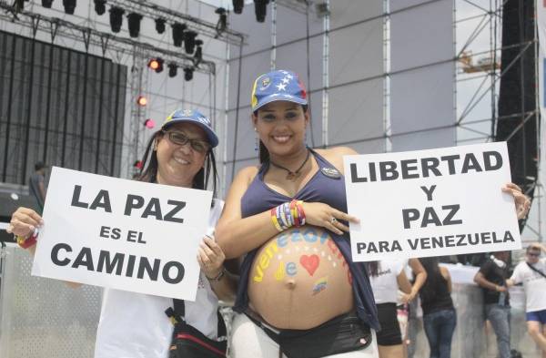 Venezolanos piden que cese el conflicto.