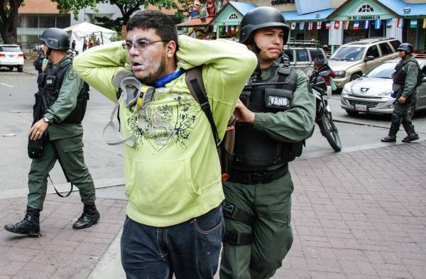 Protestas continúan por los opositores.