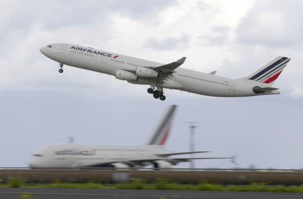 Foto de archivo muestra un avión Airbus de Air France que despegaba en el aeropuerto de Roissy-Charles-de-Gaulle, en Roissy-en-France.