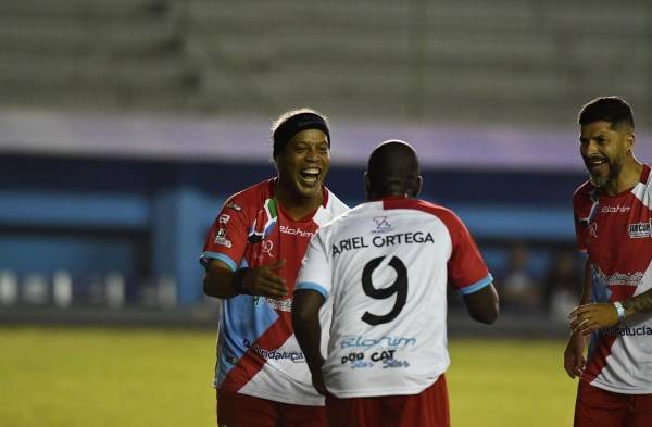 Ronaldinho deleita con su fútbol en Ecuador para apadrinar un torneo infantil