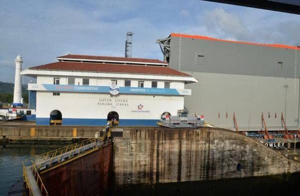 Inician traslado de la sexta compuerta del Canal de Panamá al Pacífico.