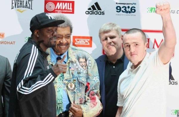 Guillermo Jones (i), junto al ruso Denis Lebedev.