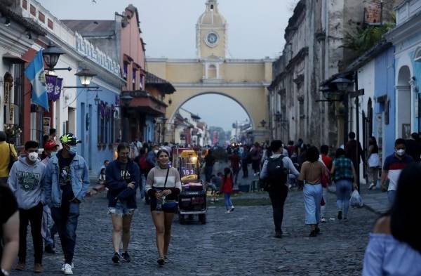 Detienen en Guatemala a tres traficantes de personas con 14 salvadoreños