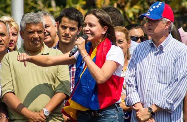 María Corina Machado (c) pronuncia un discurso durante un mitin en Brion, Caracas.