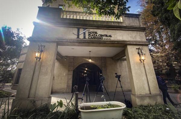 Fotografía de la entrada al hotel donde se encuentran los cinco iraníes tripulantes de un avión sancionado por los Estados Unidos, hoy, en la localidad de Canning Ezeiza, Argentina