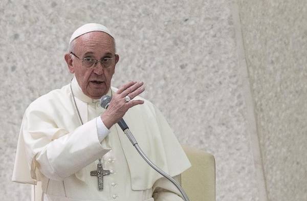 El papa Francisco pronuncia un discurso.