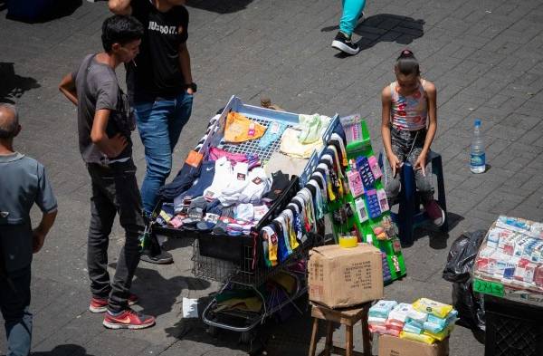 Una niña trabaja en un puesto callejero en Caracas (Venezuela), en una fotografía de archivo.