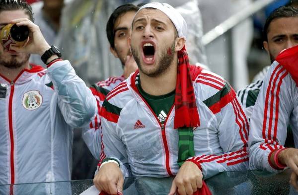 Fanáticos molestos por goles anulados.
