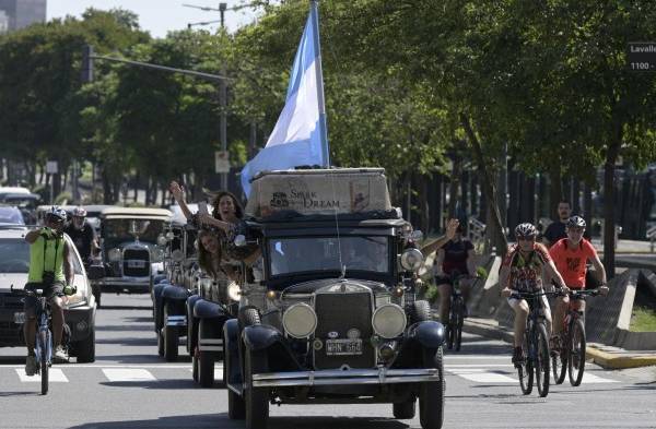 En un auto de 1928, familia argentina llega a casa tras 22 años de viaje