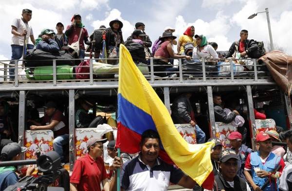 Indígenas y campesinos de varias regiones del país llegan este 27 de septiembre de 2023 al Parque Tercer Milenio en la víspera de la Marcha por la vida, en Bogotá (Colombia).