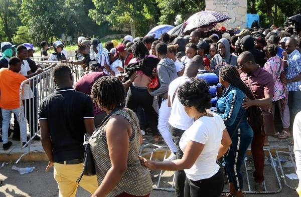 Migrantes sufren hoy una estampida al intentar romper un cerco de seguridad, durante una revisión de documentos, en el Ecoparque de Tapachula, en el estado de Chiapas (México).