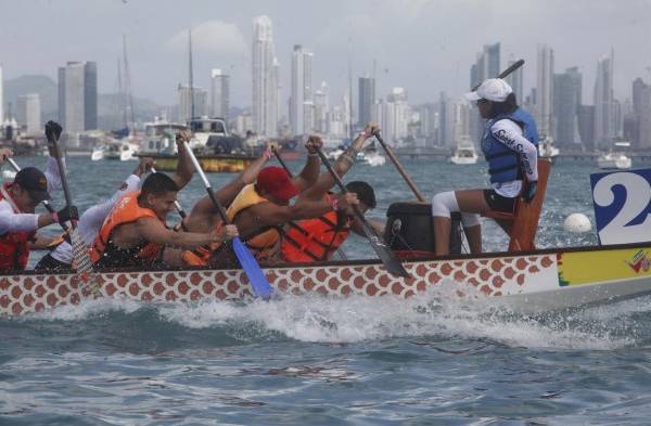 Los botes de dragón emocionan al ritmo de tambor en la Bahía de Panamá