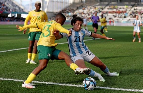 Cambios permiten creer a Argentina; Inglaterra gana con Walsh y China pelea