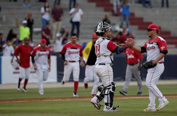 Jugadores de Venezuela celebran al vencer a Cuba este miércoles, en un partido de la Serie del Caribe 2019 entre Cardenales de Lara de Venezuela y Leñadores de las Tunas de Cuba en el Estadio Nacional Rod Carew en la Ciudad de Panamá.