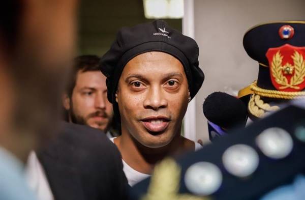 Ronaldinho sufre por la muerte de su querida madre a causa del covid