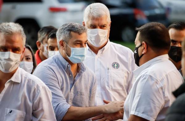 El presidente de Paraguay, Mario Abdo Benítez, asiste a votar a la escuela República de Chile hoy, en Asunción (Paraguay).