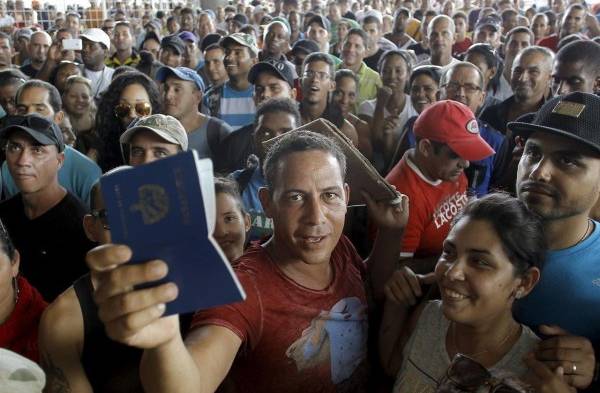 Cubanos respaldan fin de llamada ley pies secos, pies mojados