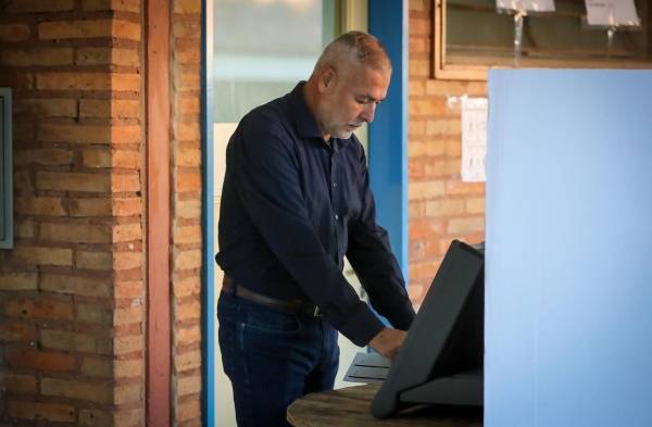 Gran afluencia y cruce de acusaciones en el arranque de la votación