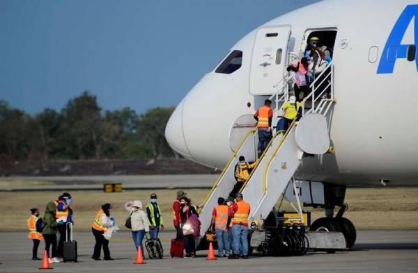 Jamaica registra varios positivos de la nueva cepa británica en un vuelo