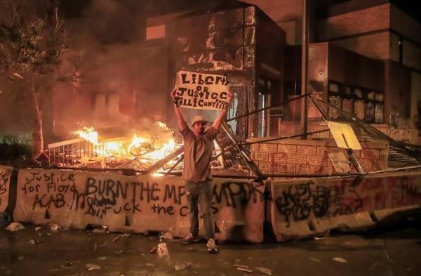 Queman comisaría en Minneapolis en protesta por George Floyd