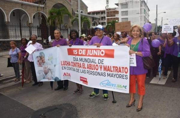 Con caminata se van de frente contra el maltrato al adulto mayor