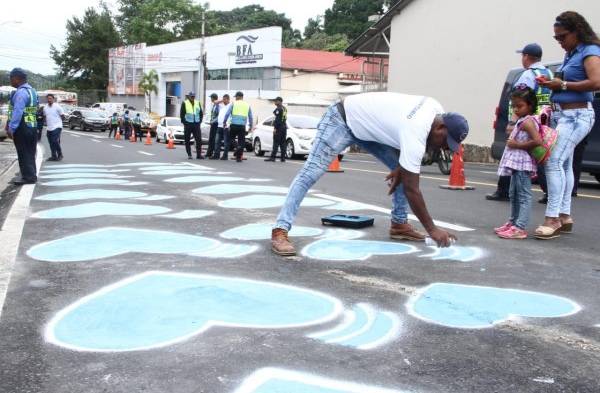 Pintan corazones azules tras 12 años del accidente en La Cresta