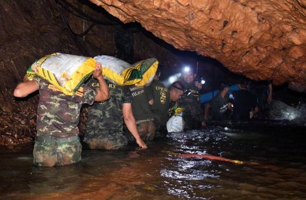 Hallan vivos a 12 niños perdidos en una cueva tailandesa