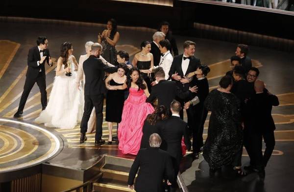 El elenco y el equipo celebran después de ganar el Óscar a la mejor película.