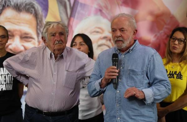 El presidente brasileño Luiz Inácio Lula da Silva junto al exmandatario uruguayo José Pepe Mujica (i), en una fotografía de archivo.