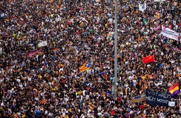 Miles de personas en España se dirigen al Parlamento tras el referéndum