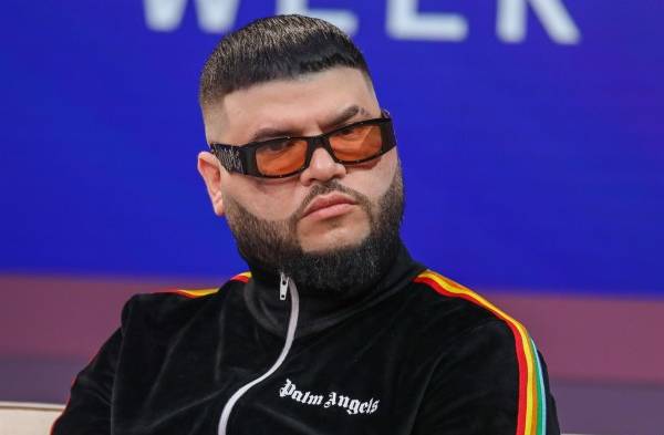 Farruko pide perdón por sus canciones y convierte un concierto en una misa