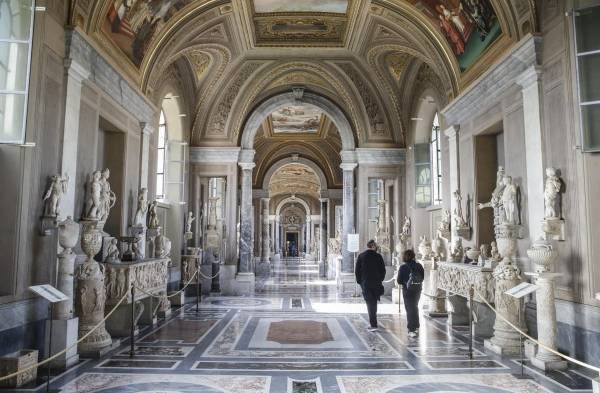 Detienen a un hombre por derribar dos bustos antiguos en los Museos Vaticanos