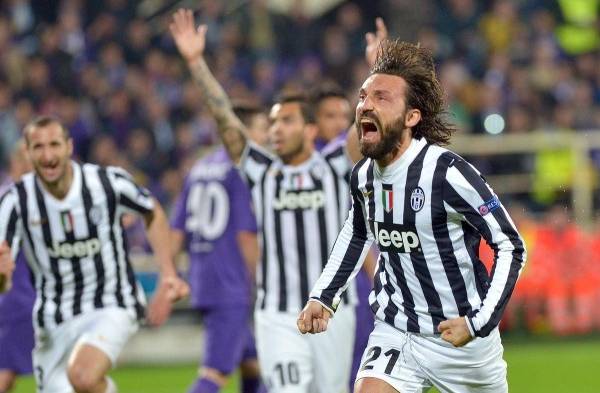 El veterano jugador, Andrea Pirlo celebra su golazo.