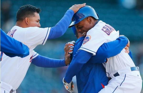 Rubén Tejada (i) saluda a Curtis Granderson.