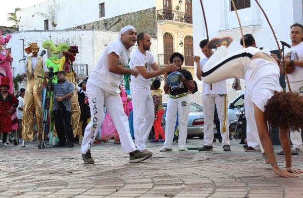 Demostración de Capoeira, danza acrobática representativa de Brasil, a cargo de la Academia panameña, Cordao de Ouro
