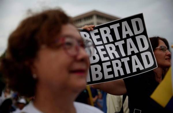 Venezolanos vuelven a las calles tras efímero levantamiento militar