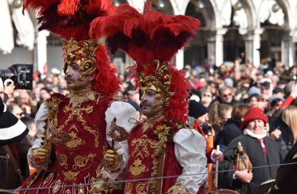 Venecia abre su carnaval con el tradicional Vuelo del Ángel
