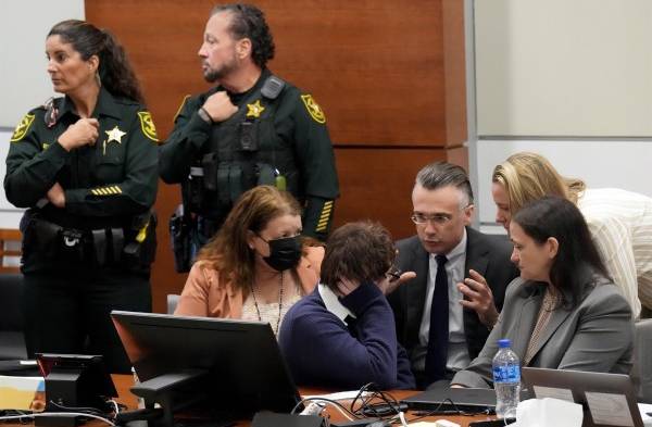 Jurado pide cadena perpetua para autor de la masacre de 17 personas en un colegio de Florida 