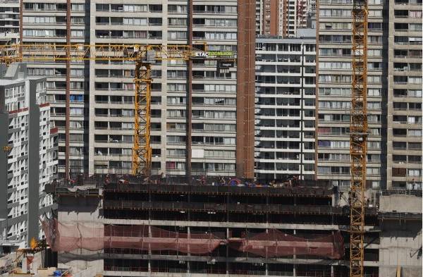 Hombres trabajan en la obra de construcción de un edificio, el 8 de marzo 2023 en la ciudad de Santiago (Chile).