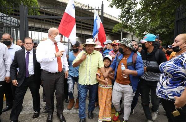 Indígenas son recibidos en la Asamblea Nacional