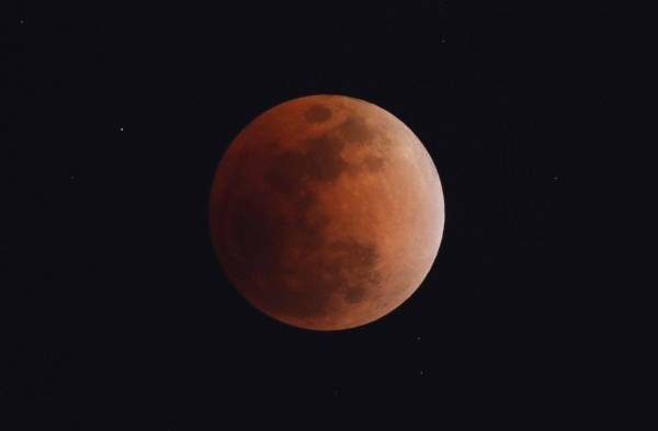 Los eclipses lunares ocurren cuando la Tierra se encuentra entre el Sol y su satélite.