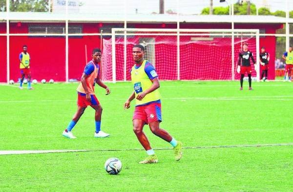 Selección Masculina Sub-20 se prepara bajo la mirada de Jorge Dely Valdés.