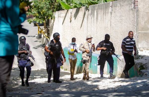 Agentes policiales trabajan cerca de la casa del asesinado presidente haitiano, Jovenel Moise, hoy, en Puerto Príncipe (Haití).