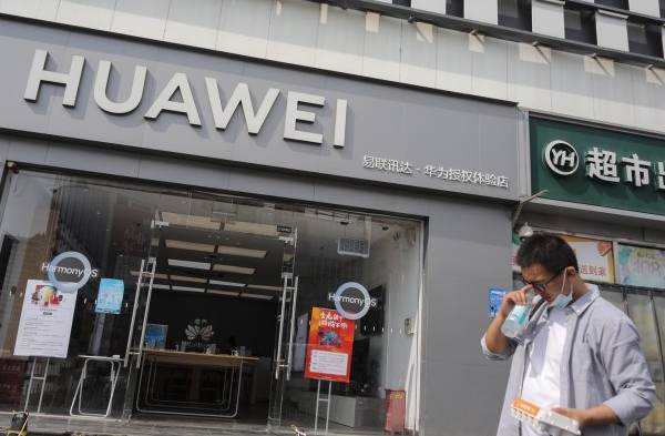 Huawei dice que se defenderá de acusaciones tras liberación de su jefa financiera