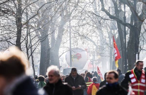 Miles de manifestantes participan este jueves en París e una nueva jornada de huelgas y protestas contra el proyecto del Gobierno para reformar las pensiones.