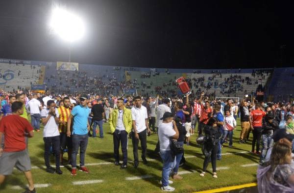 Tres muertos y una docena de heridos por una estampida en un estadio de fútbol&nbsp;