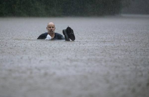 Más de mil rescates y desalojos en Texas por tormenta Imelda